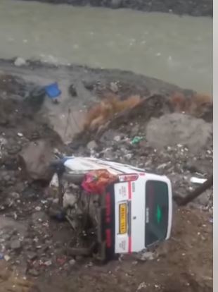 'जम्मू-कश्मीर के डोडा में वाहन सड़क से नीचे गिरने से पांच घायल | '